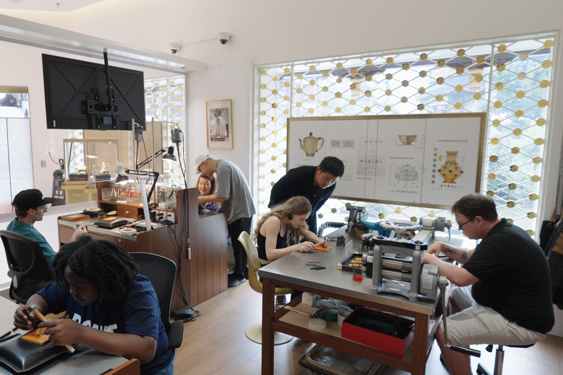 International guests experience heritage craftsmanship at Lao Feng Xiang