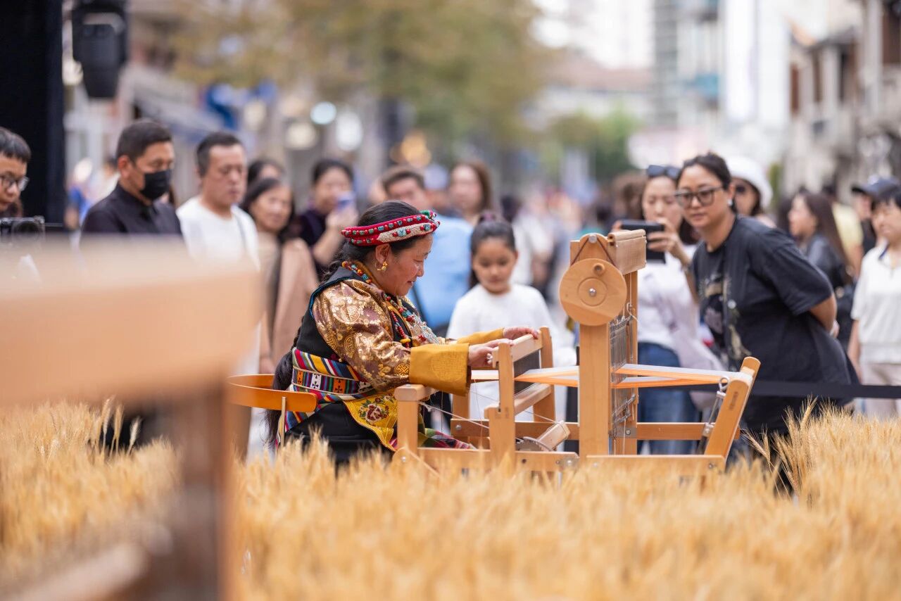 Sandriver showcases traditional Xizang weaving at Shanghai runway show