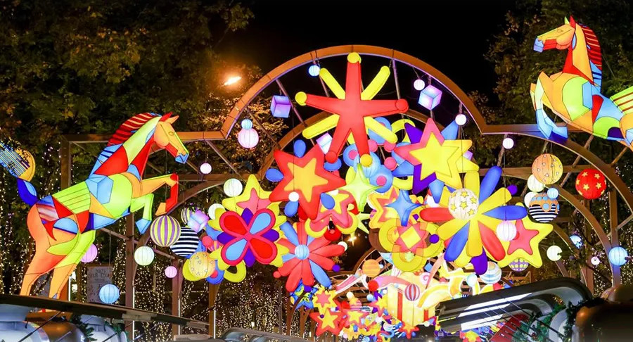 The 2026 Yuyuan Lantern Festival features horse-themed light installations..jpg