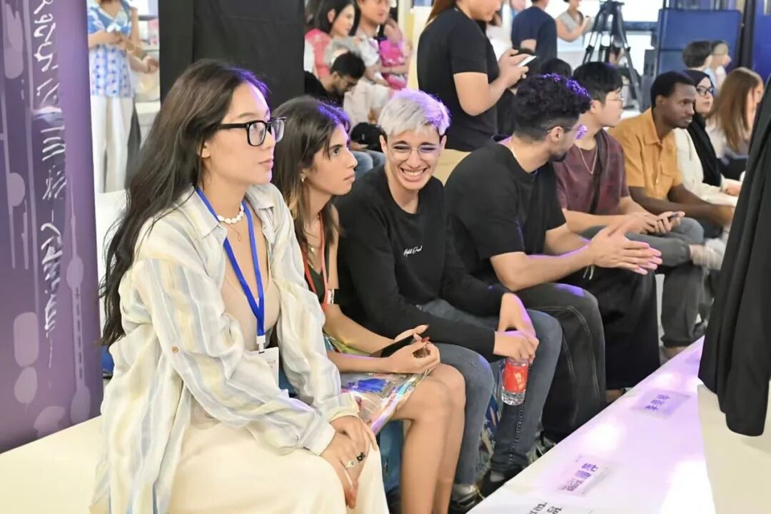 International students embrace Shanghai style, intangible cultural heritage fashion