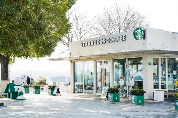 Snoopy arrives in Xuhui as Peanuts collaborates with Starbucks