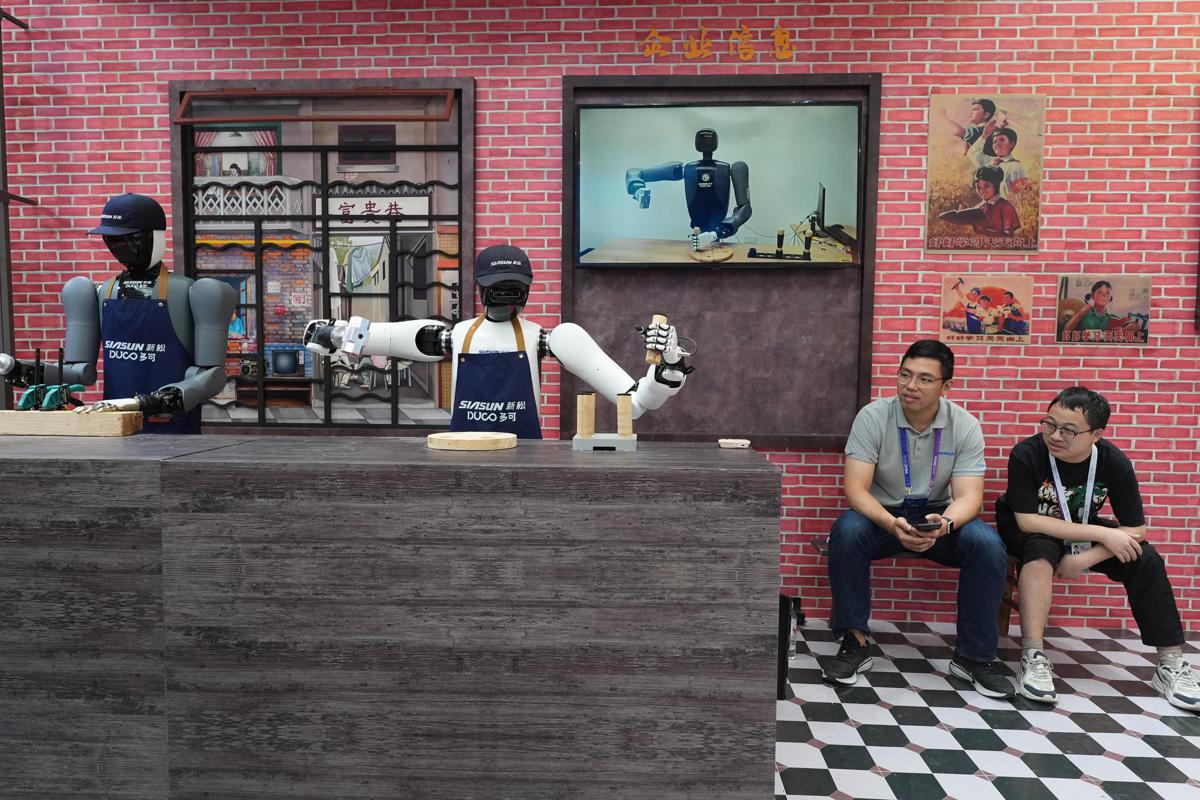 Shanghai robotics innovation center signs training agreements with tech companies.jpeg