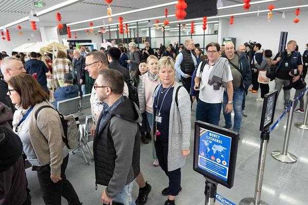 Cruise passengers enjoy Shanghai during the two-day holiday