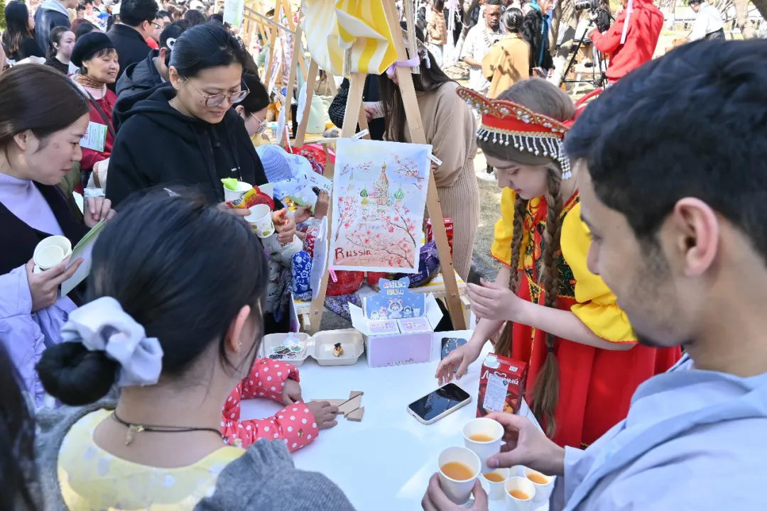 International students immerse themselves in spring culture-2.png