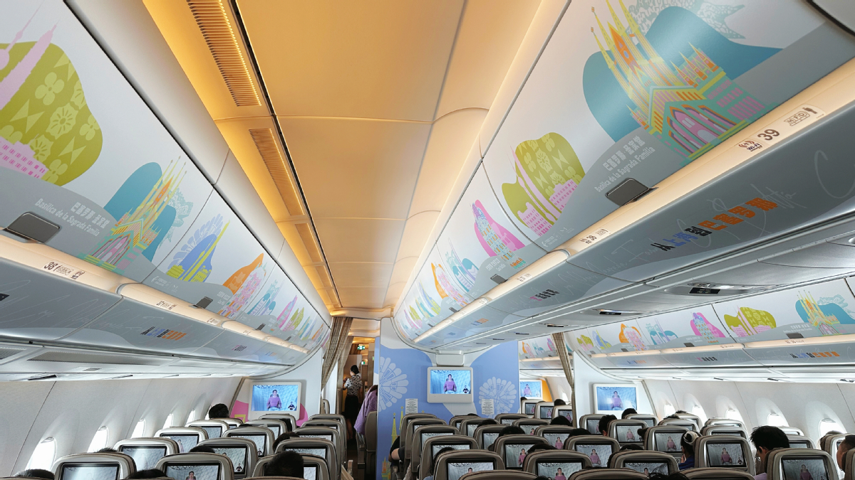 China Eastern debuts Spanish art-themed flight2.jpeg