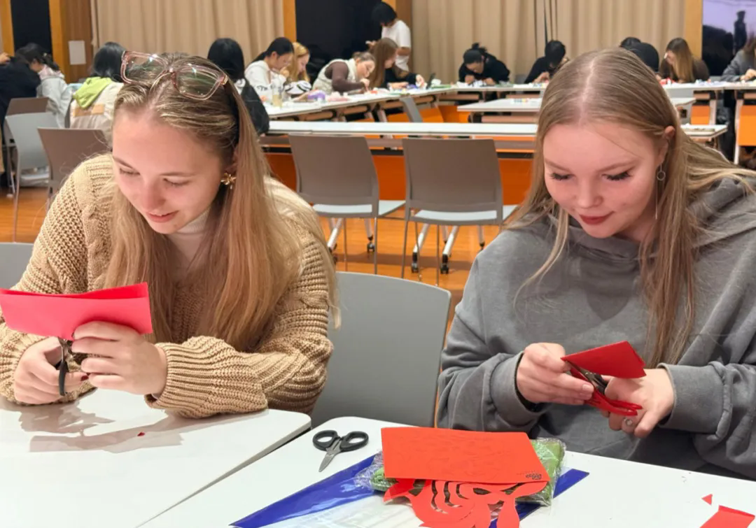 SHUPL international students engage in Chinese intangible heritage cultural salon-2.png