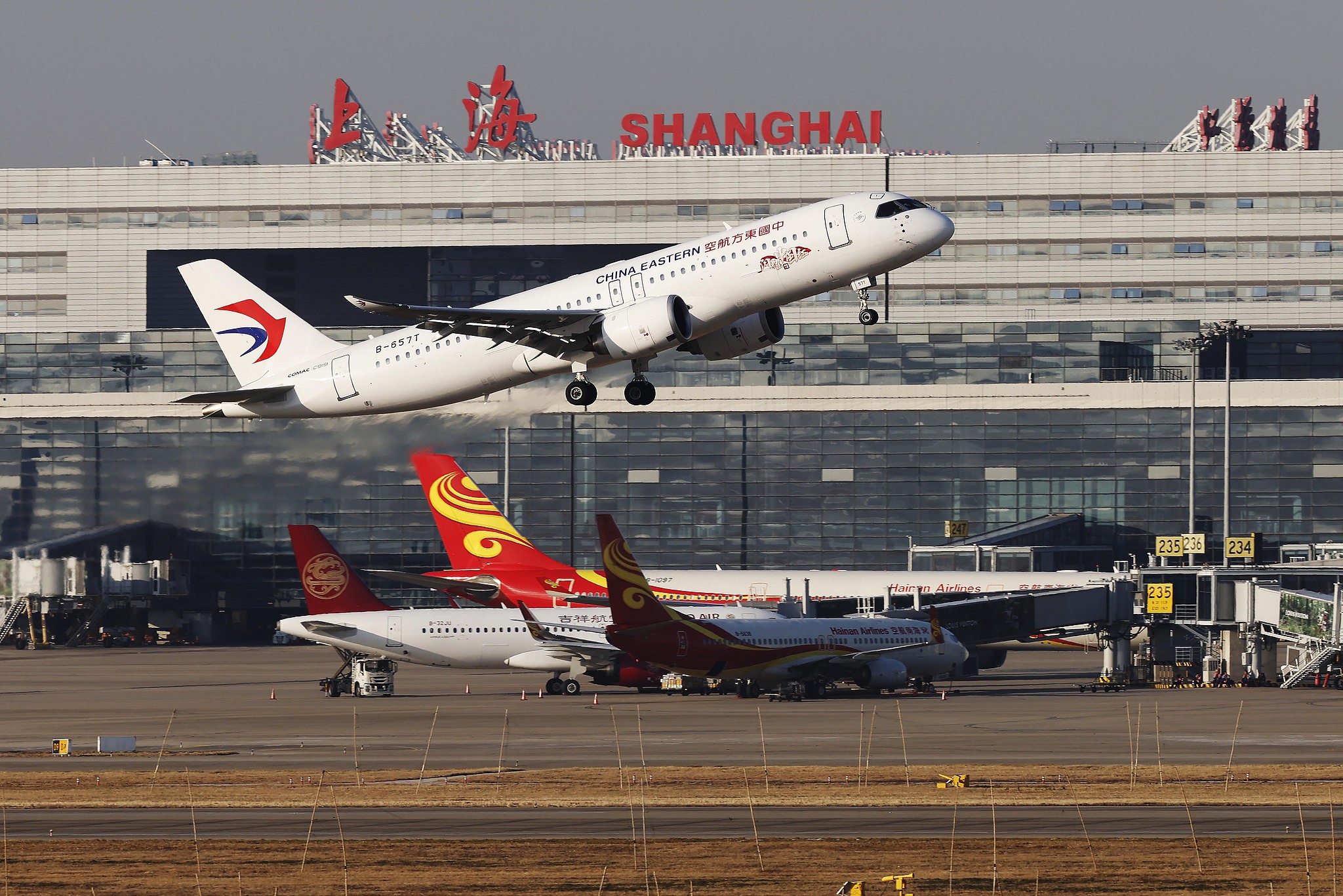 Ship and air traffic surge in Shanghai amid logistics push2.jpg