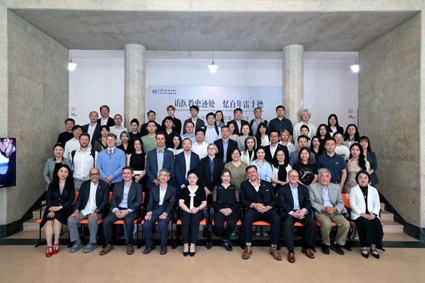 Shanghai overseas returned alumni honor British philanthropist