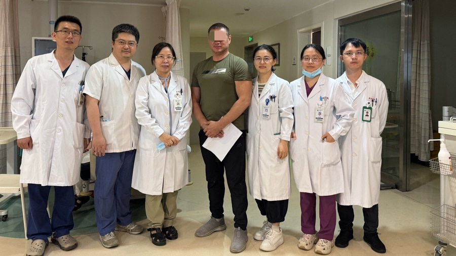 Russian visitor saved from sudden heart attack in Shanghai