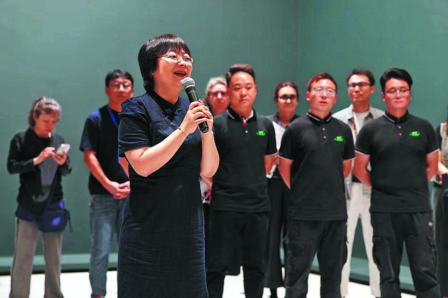 Li Minkun (front), chair of Shanghai