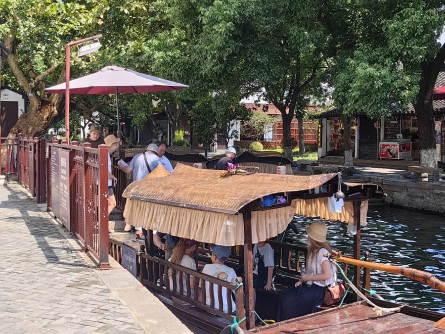 Foreign tourists queue up to board boats in Zhujiajiao Ancient Town.jpg