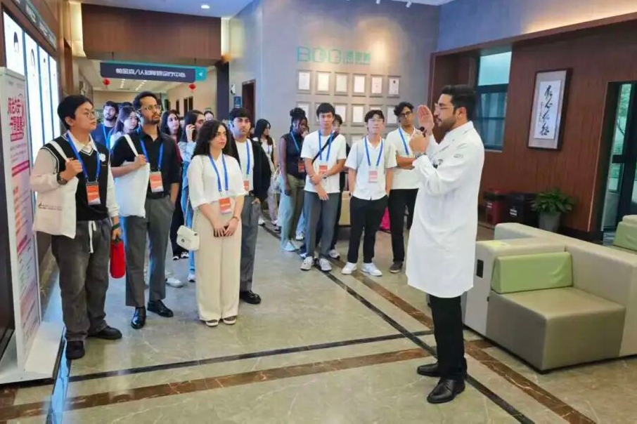 International students visit Shanghai Donglei Brain Hospital