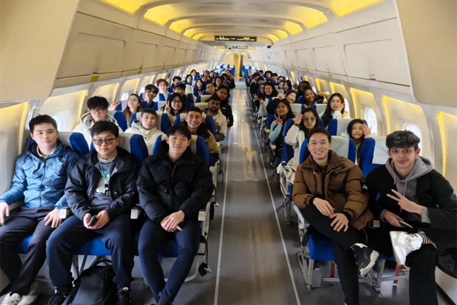 Students capture a moment inside an aircraft._副本.jpg