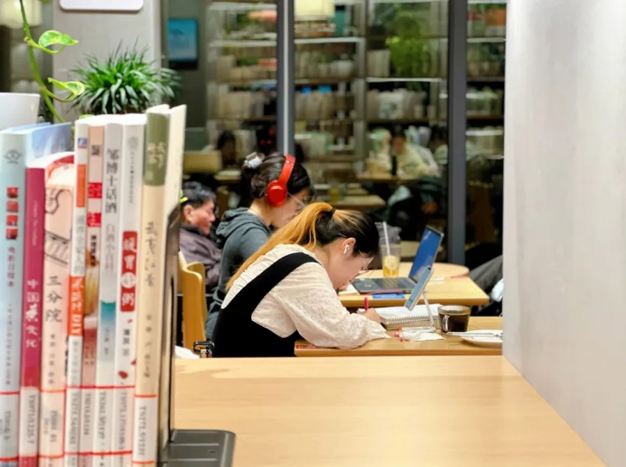 Shanghai's 24-hour libraries: Beacons for nocturnal readers