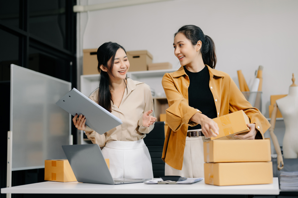 就业素材-亚洲女商人和女性工作.jpeg