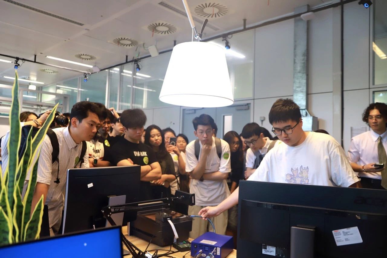 Overseas students visit a company in Changning district on July 31..jpg