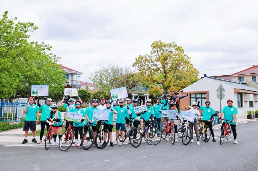 Participants of the Pudong countryside cycling event pose for a group photo..jpeg
