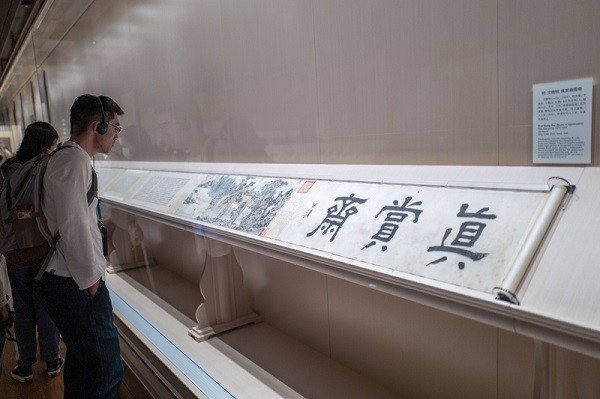 Visitors admire paintings and calligraphy artworks at the Shanghai Museum East on Nov 13. PhotoIC.jpg