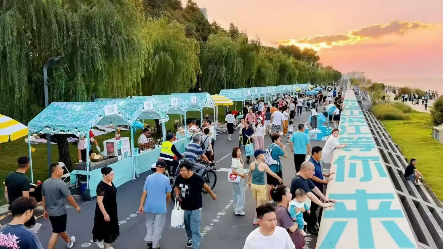 Visitors explore market stalls along the Baoshan waterfront.jpg