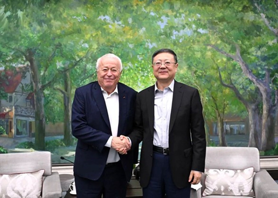 Chen Jining (R) shakes hands with Alain Merieux, president of the Merieux Foundation-3.jpg