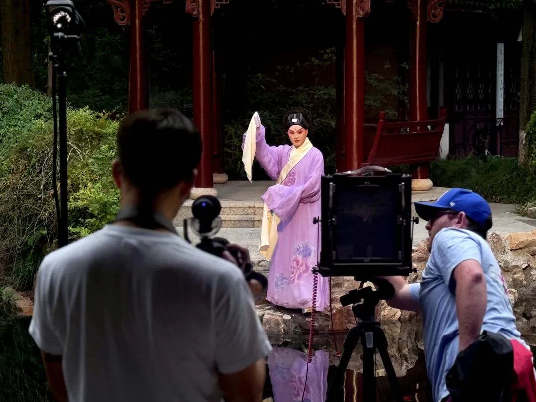 American artist captures essence of Kunqu Opera in Shanghai 1.jpg