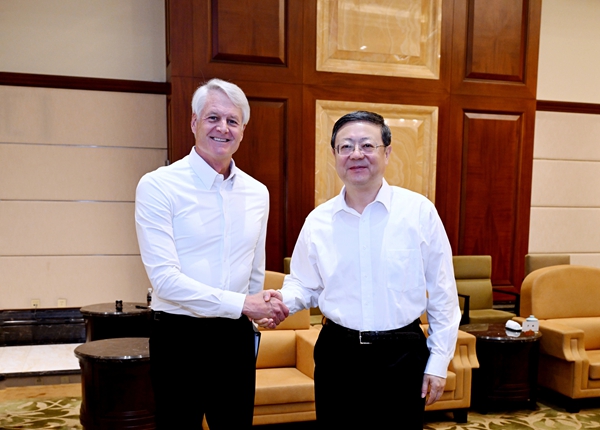 Shanghai Party Secretary Chen Jining met with John Donahoe, CEO and president of Nike, and his delegation. .jpg