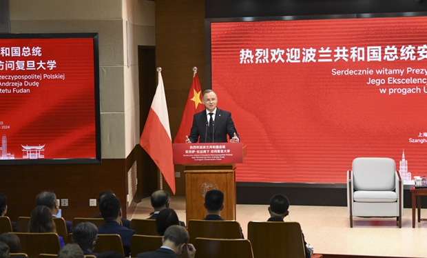 Polish president receives gift from Fudan University2.jpg Polish president receives gift from Fudan University2.jpg