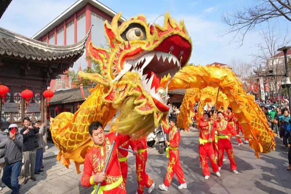 Pudong's Lantern Festival shines with shopping, culture