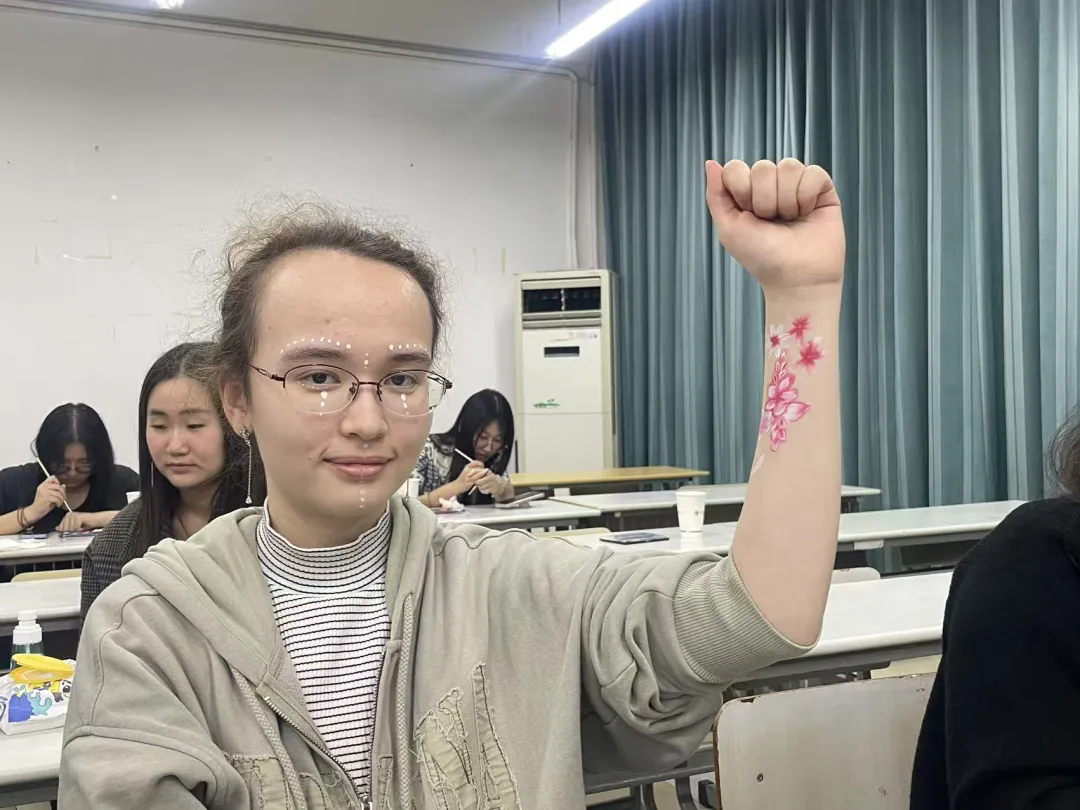 International students experience color painting-2.png