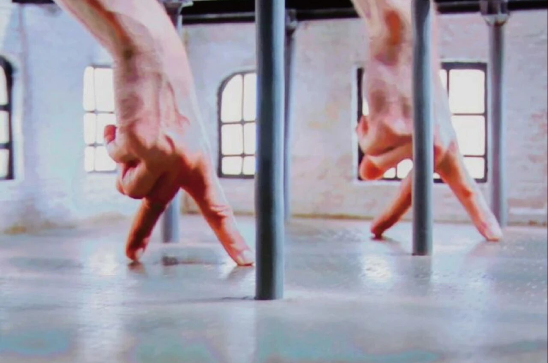 A scene from Du Bout Des Doigts.png