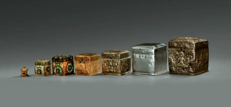 The Eightfold Treasure Casket ensemble.jpg