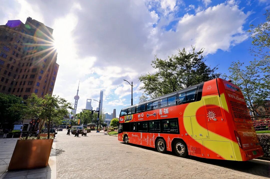 Cross-district sightseeing bus launched during Shanghai Tourism Festival