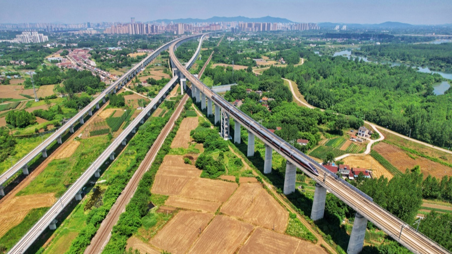 Rail passenger traffic rises in Yangtze River Delta region during summer  