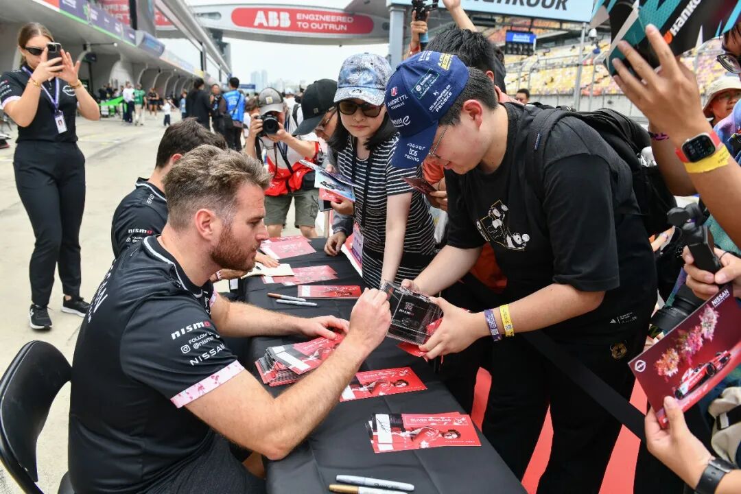 FE drivers sign autographs for fans..jpg