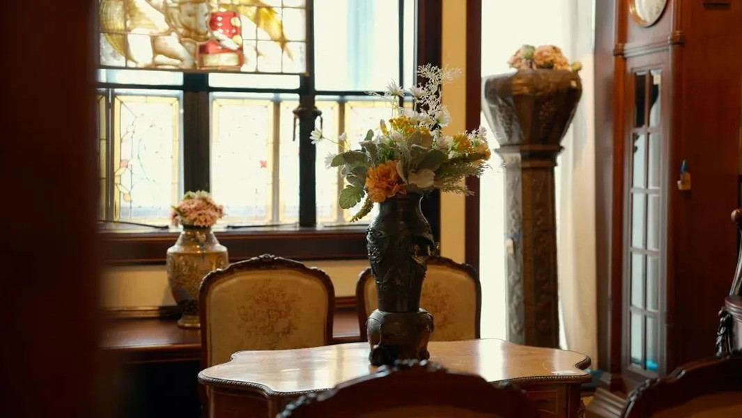 The art space is adorned with vintage-style furniture.jpg