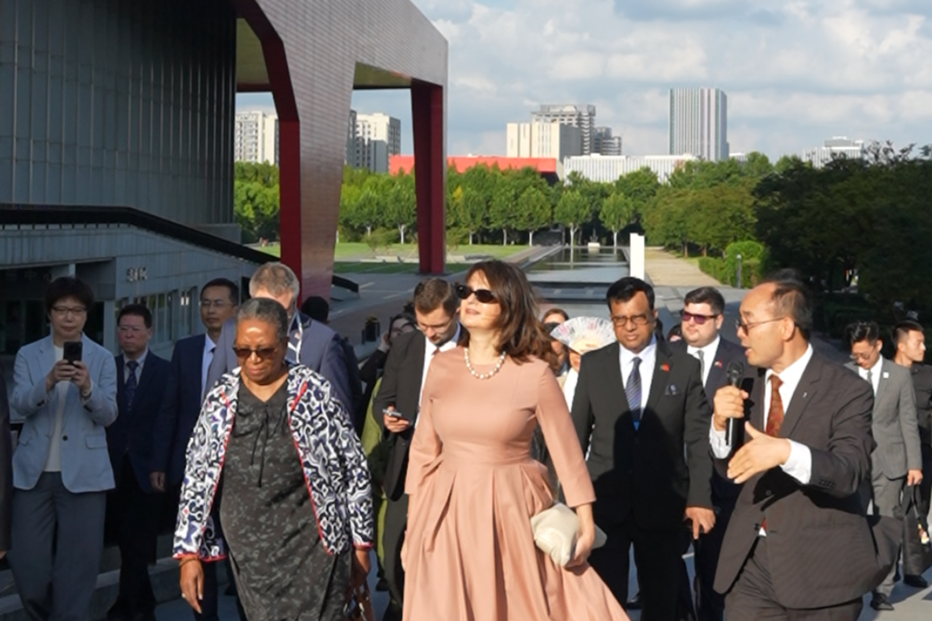 Foreign envoys explore Shanghai's people-centered development