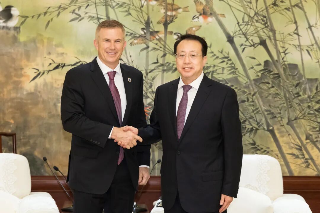 Shanghai Mayor Gong Zheng (right) shakes hands with Geoff Martha.jpg