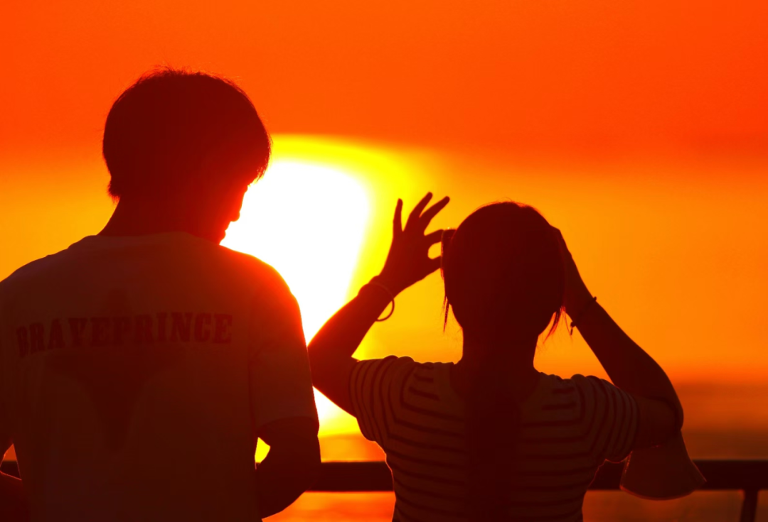 Visitors take photos of the sunrise at the square.png