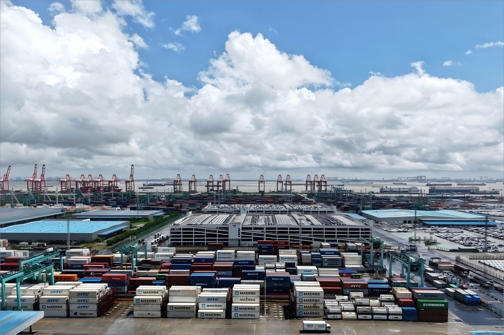 Shanghai retains position as world's third international shipping center