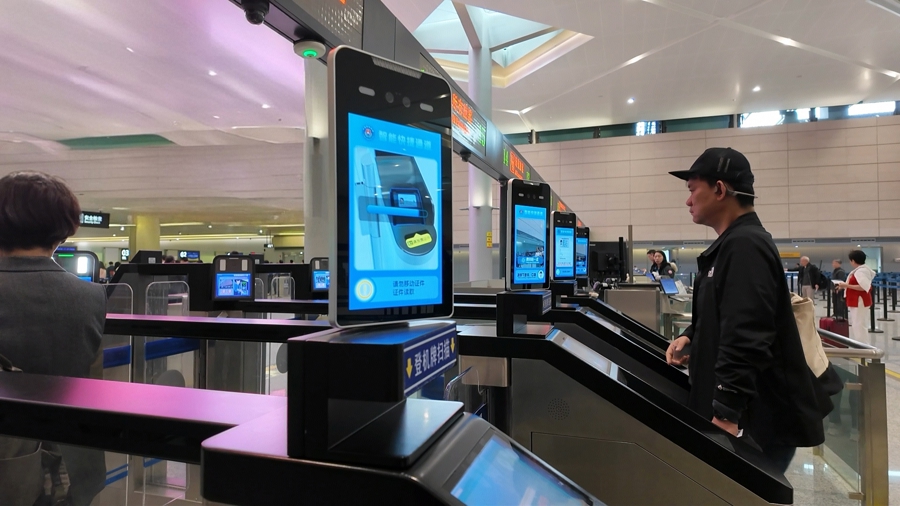 Hongqiao airport introduces fast-track lanes to streamline border check