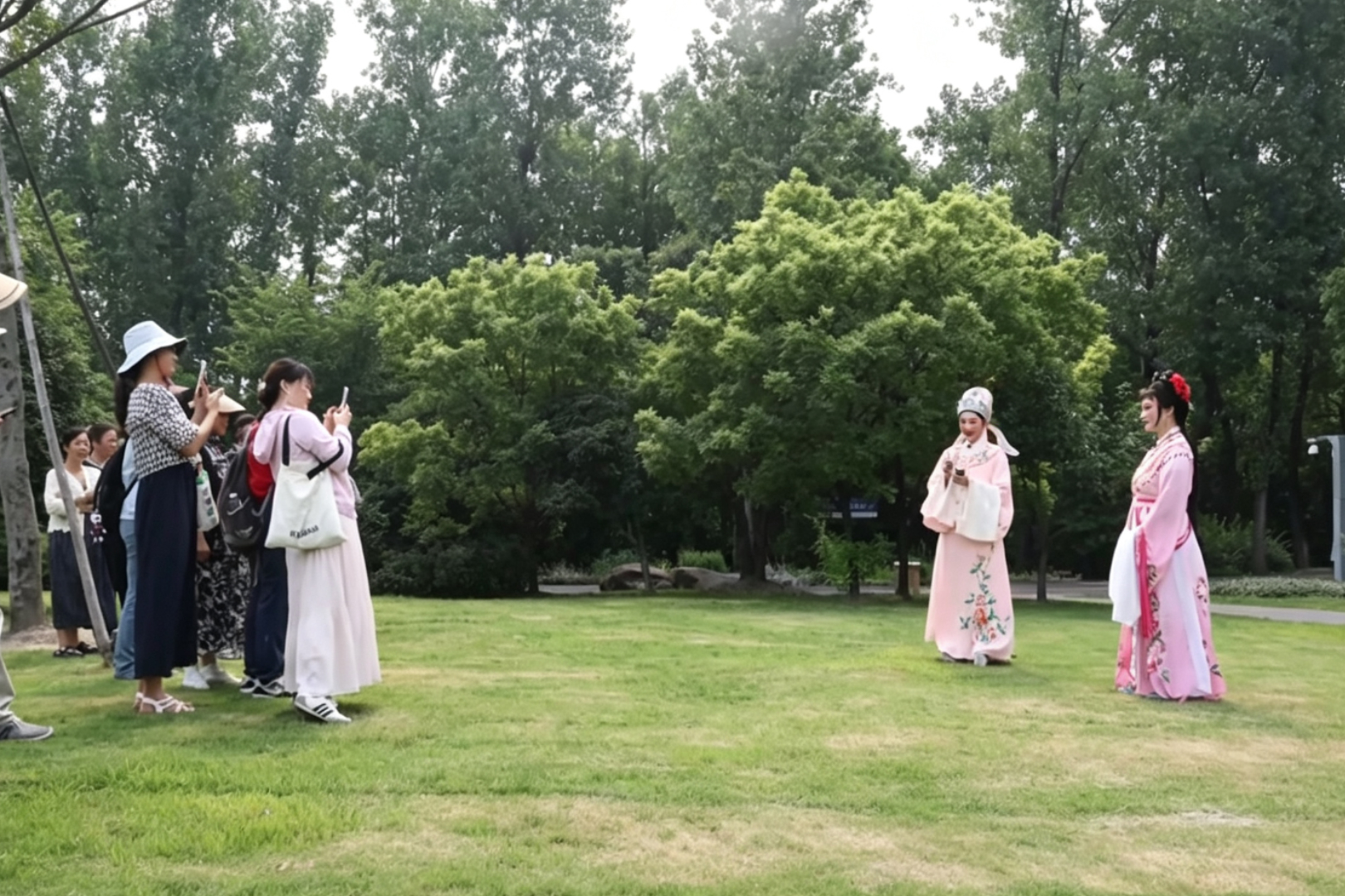 Yueju Opera echoes across urban forests in Shanghai