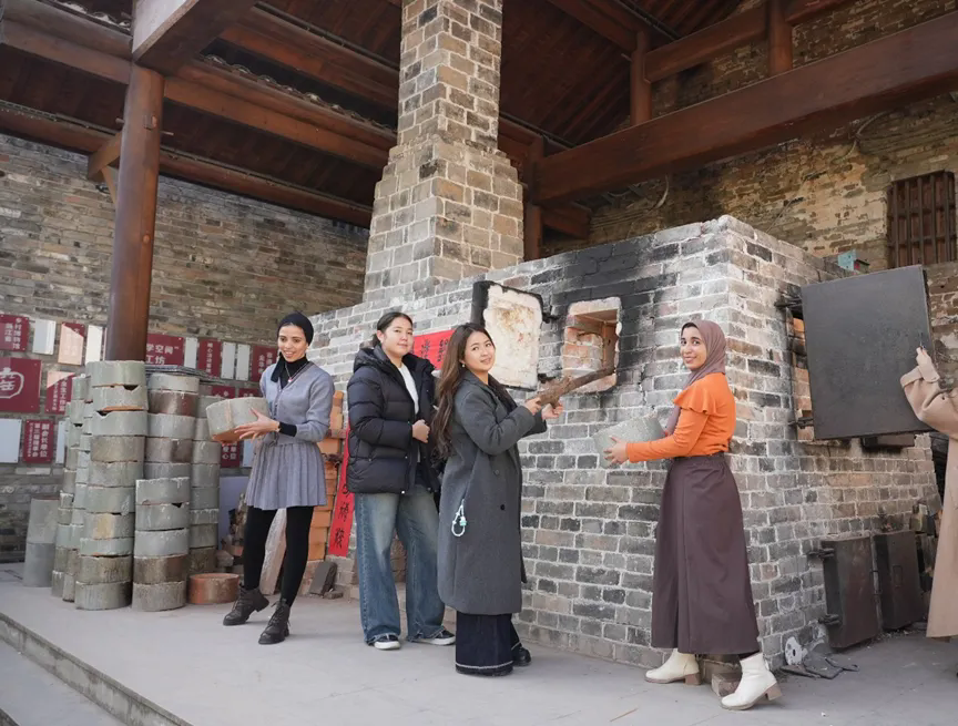 SISU international students engage in literature week, experiencing intangible cultural heritage -3.png