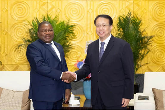 Shanghai Mayor Gong Zheng welcomes Mozambique President Nyusi.png