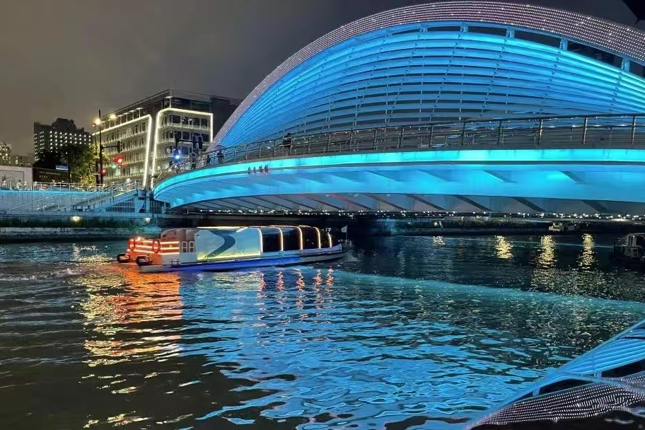 Night view of Suzhou Creek in Jing'an 