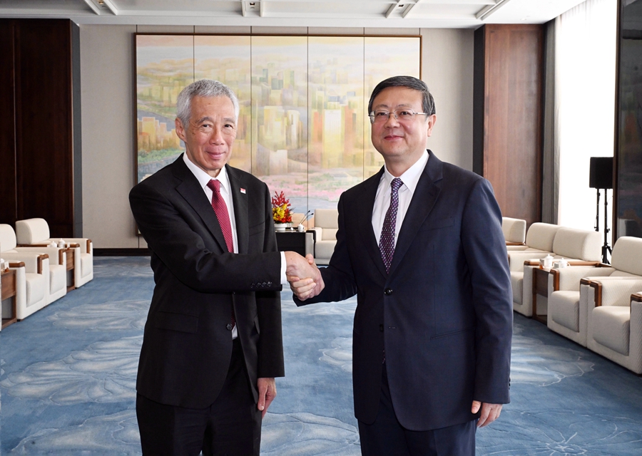 Shanghai Party Secretary Chen Jining met with Senior Minister of Singapore Lee Hsien Loong..jpg