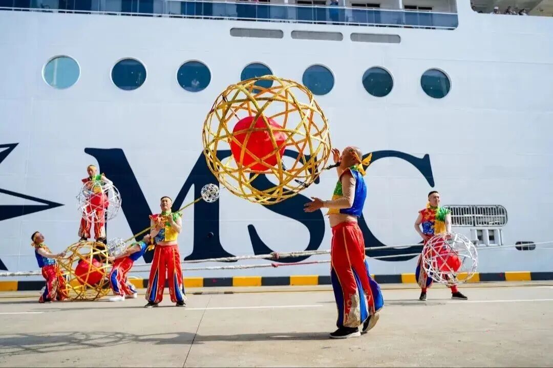 Fengxian folk heritage takes center stage at Shanghai Tourism Festival parade