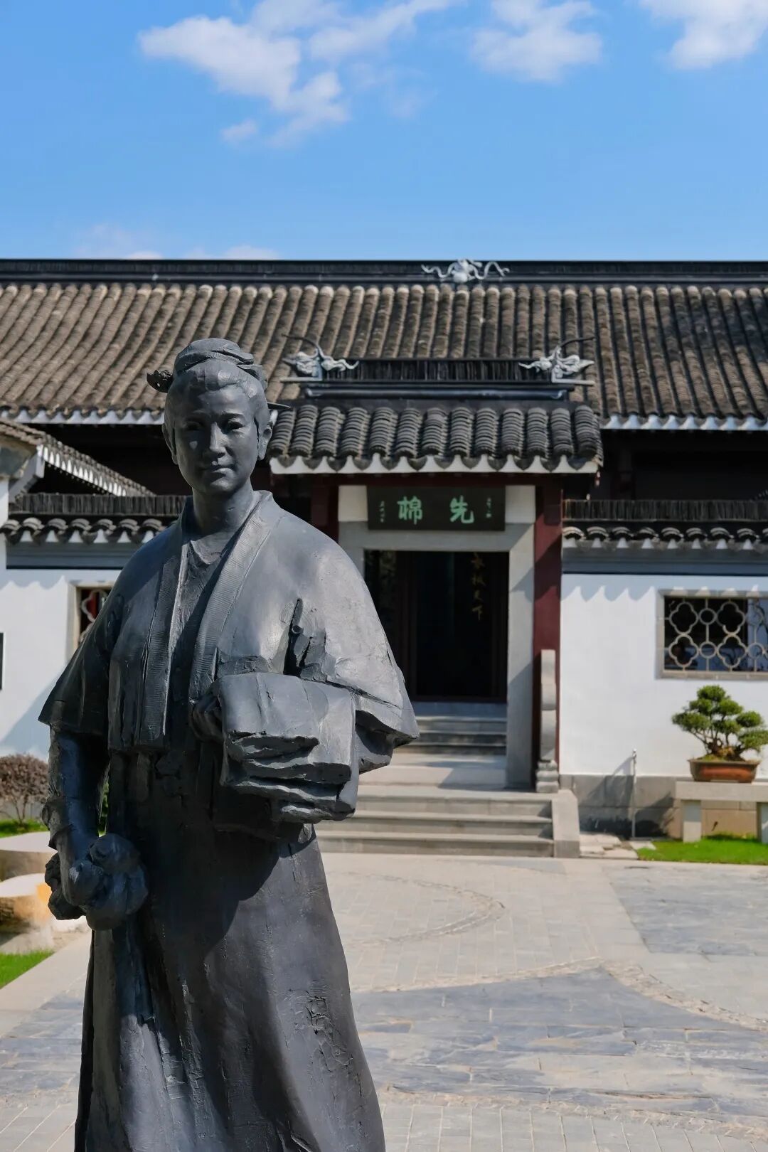 A statue commemorating Huang Daopo, the textile pioneer.jpg