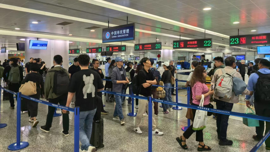 Shanghai passenger numbers continue to grow.jpg