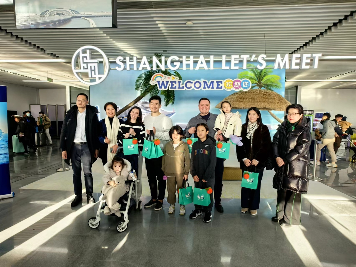 Two cruise ships bring over 9,000 domestic, foreign tourists to Shanghai