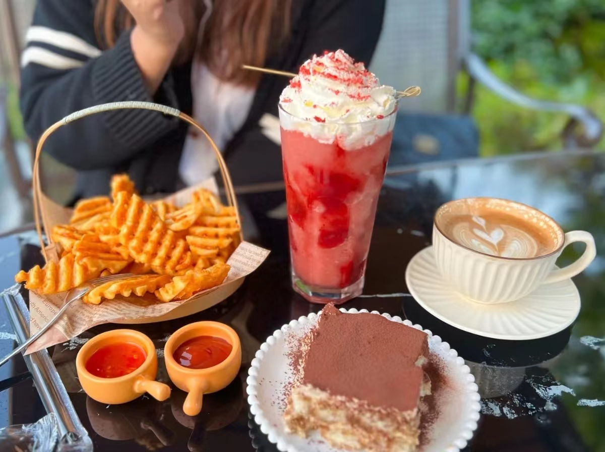 This shop provides a variety of offerings, including coffee, beverages, desserts, snacks, and more.jpg